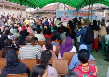 Pasangan Elisa Kambu dan Ahmad Nausrau (ESA) menyapa warga kompleks Pasar Bersama Kota Sorong, Papua Barat Daya