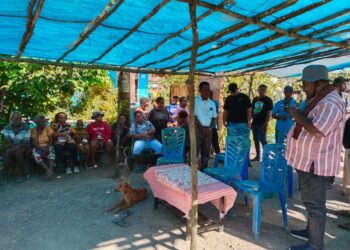 Dicegat saat melakukan perjalanan untuk bertemu Tim Relawan, Cagub PBD Elisa Kambu bersama istri temui warga Kampung Klabili, Distrik Salamkai, Kambupaten Tambrauw