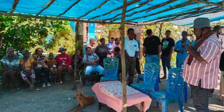 Dicegat saat melakukan perjalanan untuk bertemu Tim Relawan, Cagub PBD Elisa Kambu bersama istri temui warga Kampung Klabili, Distrik Salamkai, Kambupaten Tambrauw