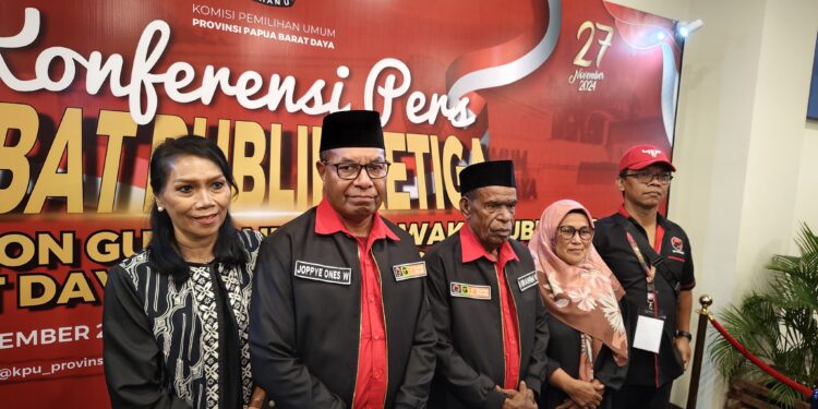 Paslon nomor urut 04 Joppiye Onesimus Wayangkau dan Ibrahim Wugaje.