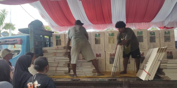 Komisi Pemilihan Umum (KPU) Kota Sorong mulai distribusikan logistik Pemilukada.