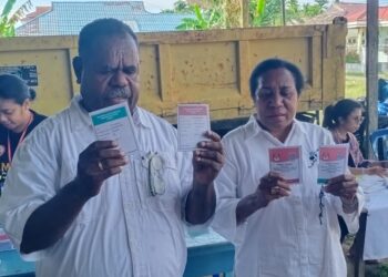 Calom Gubernur (Cagub) Elisa Kambu bersama istri nyoblos di TPS 06 Kelurahan Klabulu, Distrik Malaimsimsa.