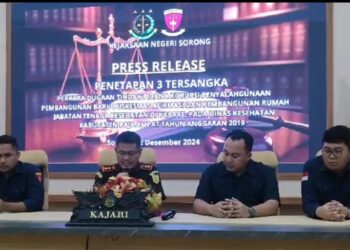 Kejari Sorong memberikan keterangan pers terkait eksekusi terpidana korupsi pembangunan asrama mahasiswa Bintuni TA 2012-2015.