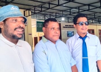 Orgenes Ijie di dampingi kuasa hukumnya Leonardo Ijie dan Ikbal Muhidin.