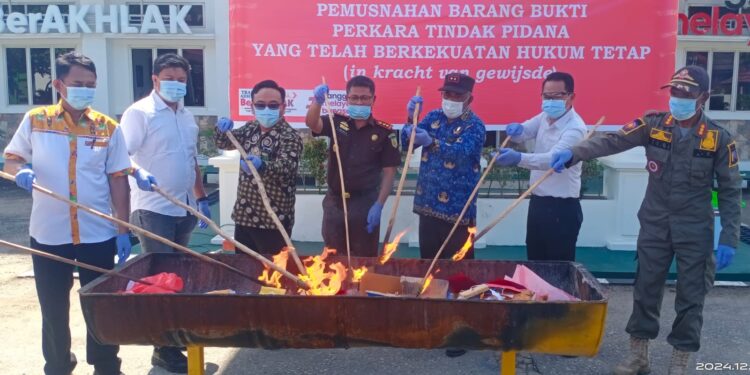 Pemusnahan barang bukti dari 42 perkara periode Oktober hingga Desember.